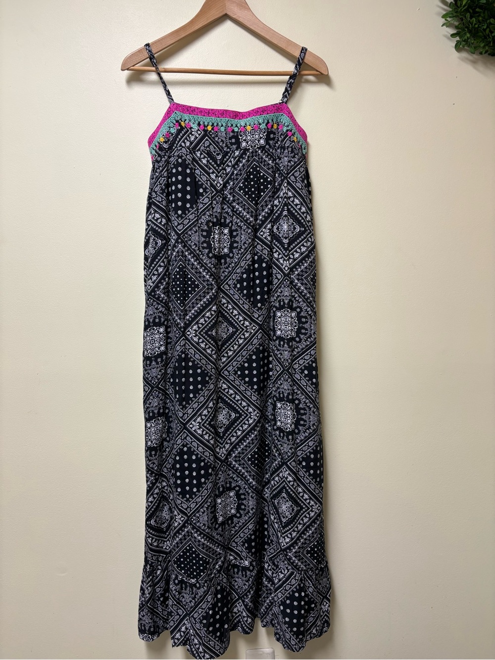 THML black and white bandana-print maxi dress w spaghetti straps - Medium